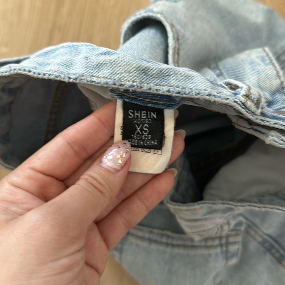 Light Wash Denim Shorts XS - Picture 4 of 5